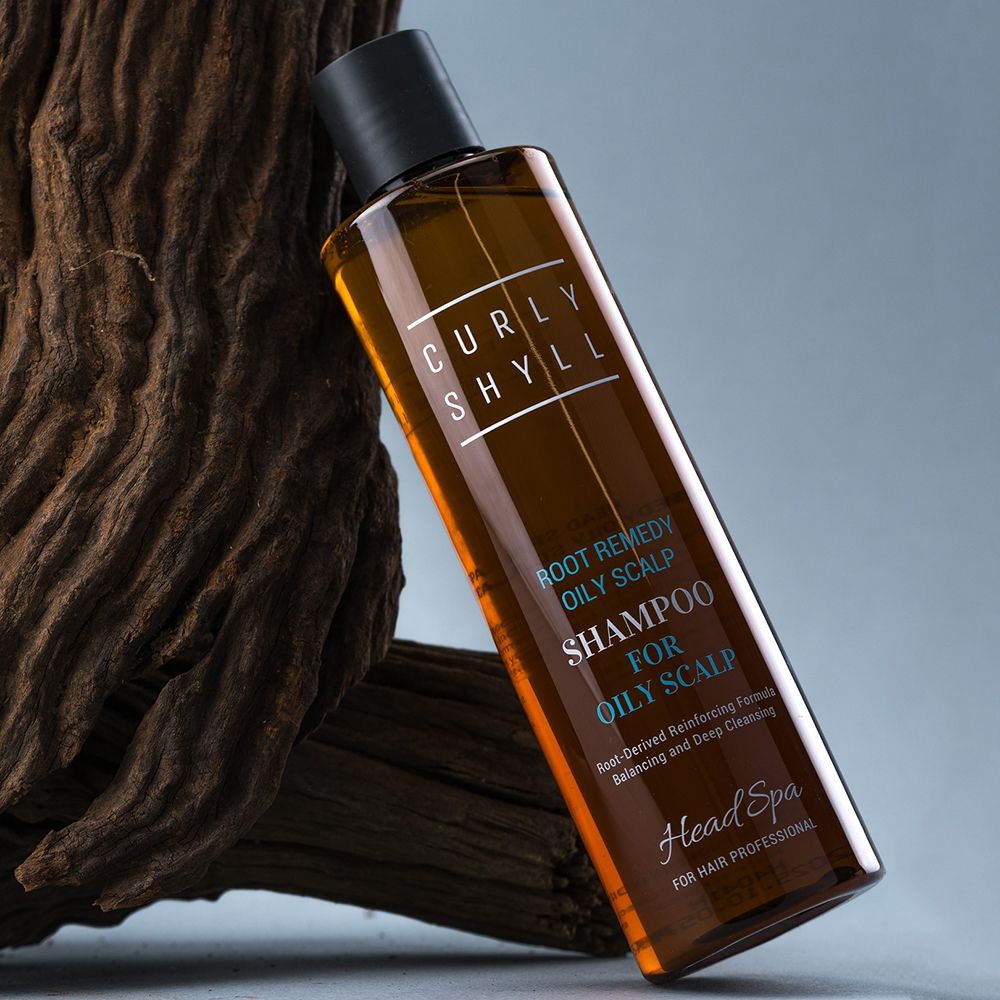 Flacone di shampoo marrone con tappo nero. Testo: CURLY SHYLL, Root Remedy Oily Scalp Shampoo for Oily Scalp, Head Spa.