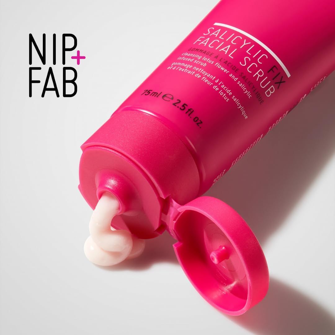 Tubo rosa con prodotto bianco spremuto. Il tubo reca la scritta "NIP+FAB" e "Salicylic Fix Facial Scrub".