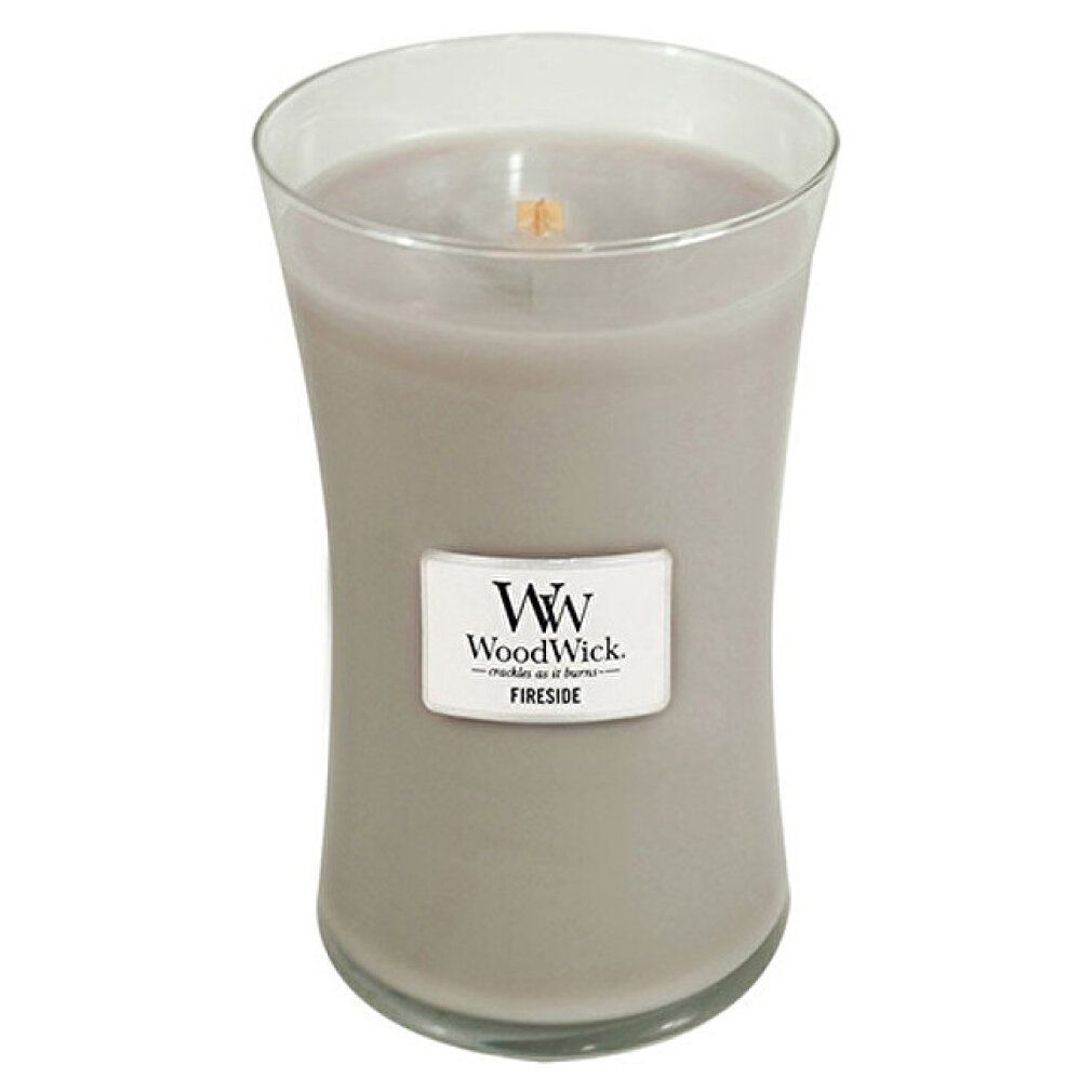 Candela grigia in contenitore di vetro. Etichetta con logo e scritta Fireside. Stoppino in legno visibile.