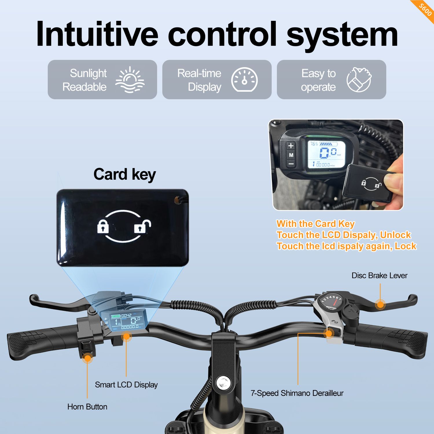 Manubrio di una bici elettrica con comandi. Scritte: display LCD intelligente, Shimano 7 velocità, chiave a scheda.