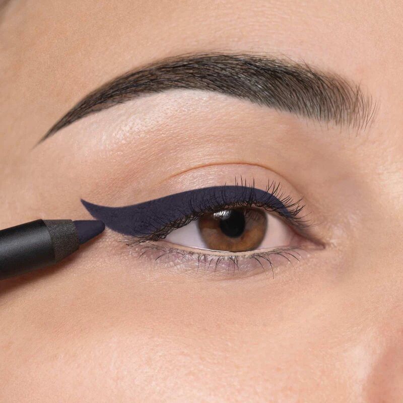 Eyeliner blu scuro applicato sulla palpebra.