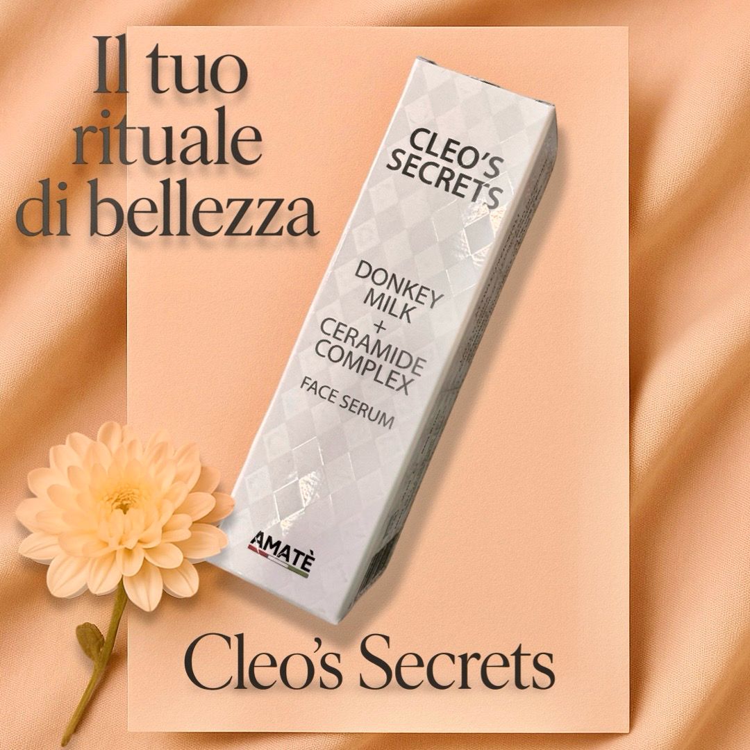 Confezione con scritte: Cleo's Secrets, Donkey Milk + Ceramide Complex, Face Serum, Amatè. Con fiore.
