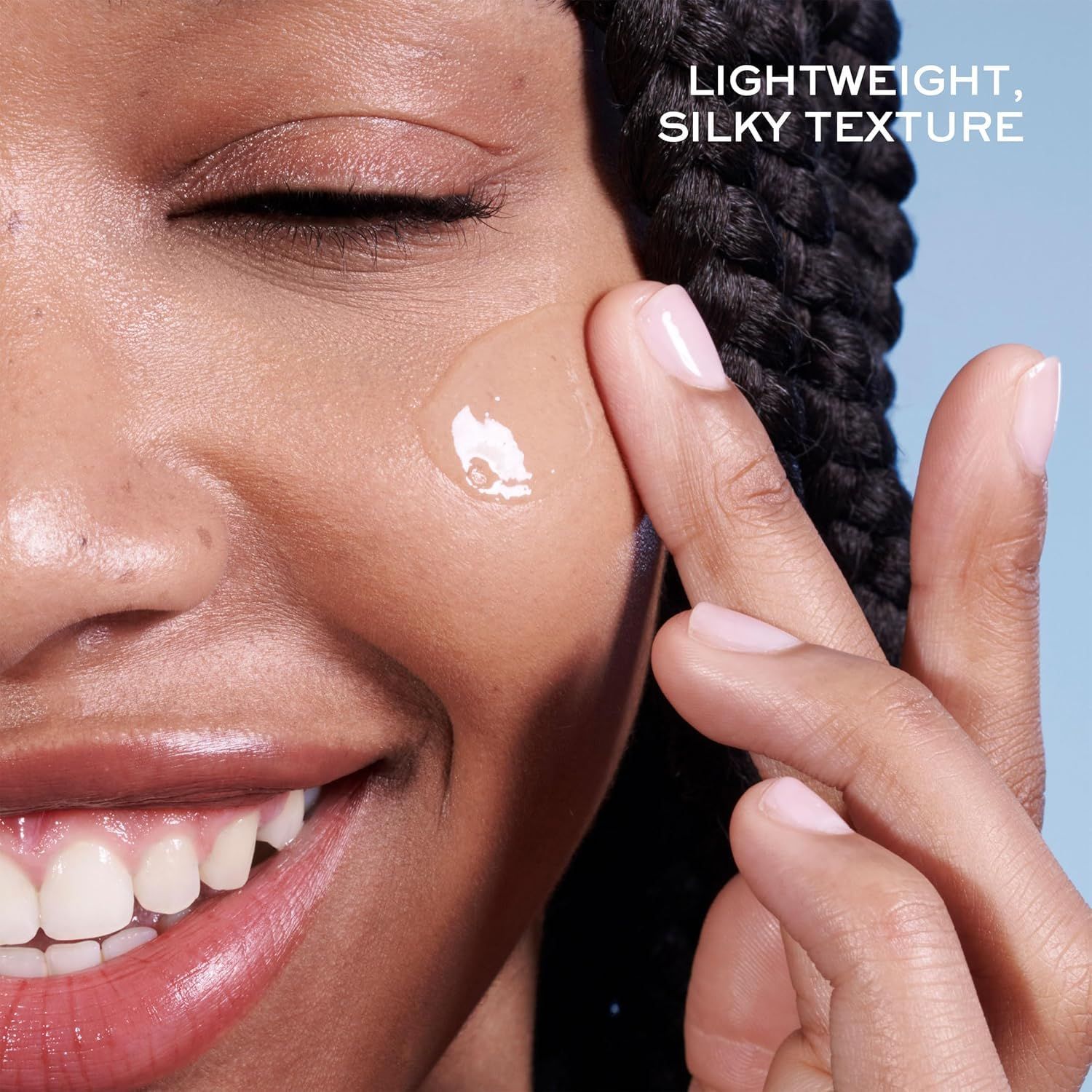 Donna applica siero. Testo: LIGHTWEIGHT, SILKY TEXTURE.