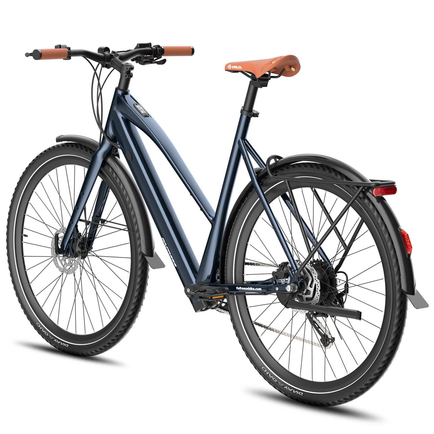 E-bike blu scuro con sella e manopole marroni. Parafanghi, portapacchi e freni a disco. Pneumatici con bordo bianco.