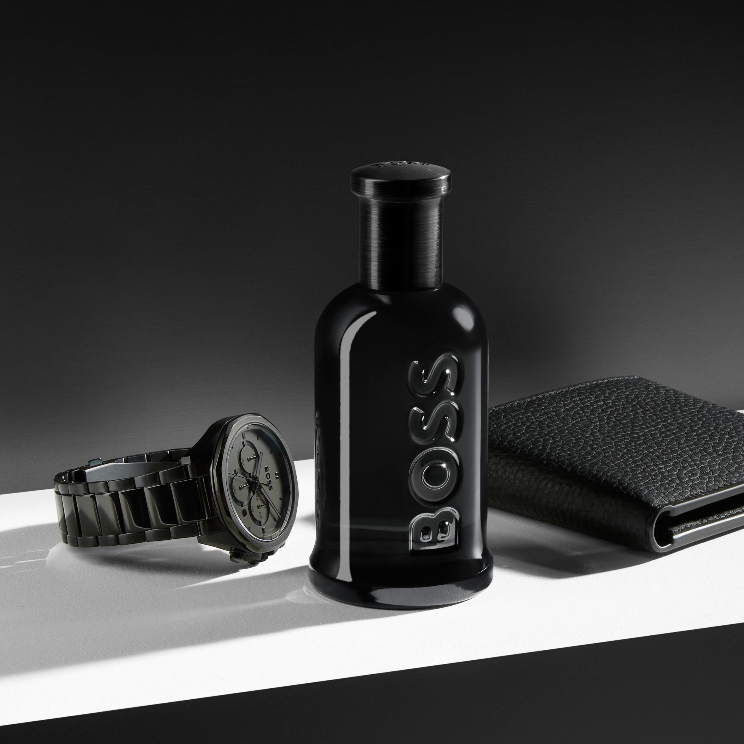 Flacone Hugo Boss Bottled Parfum accanto a una confezione nera.