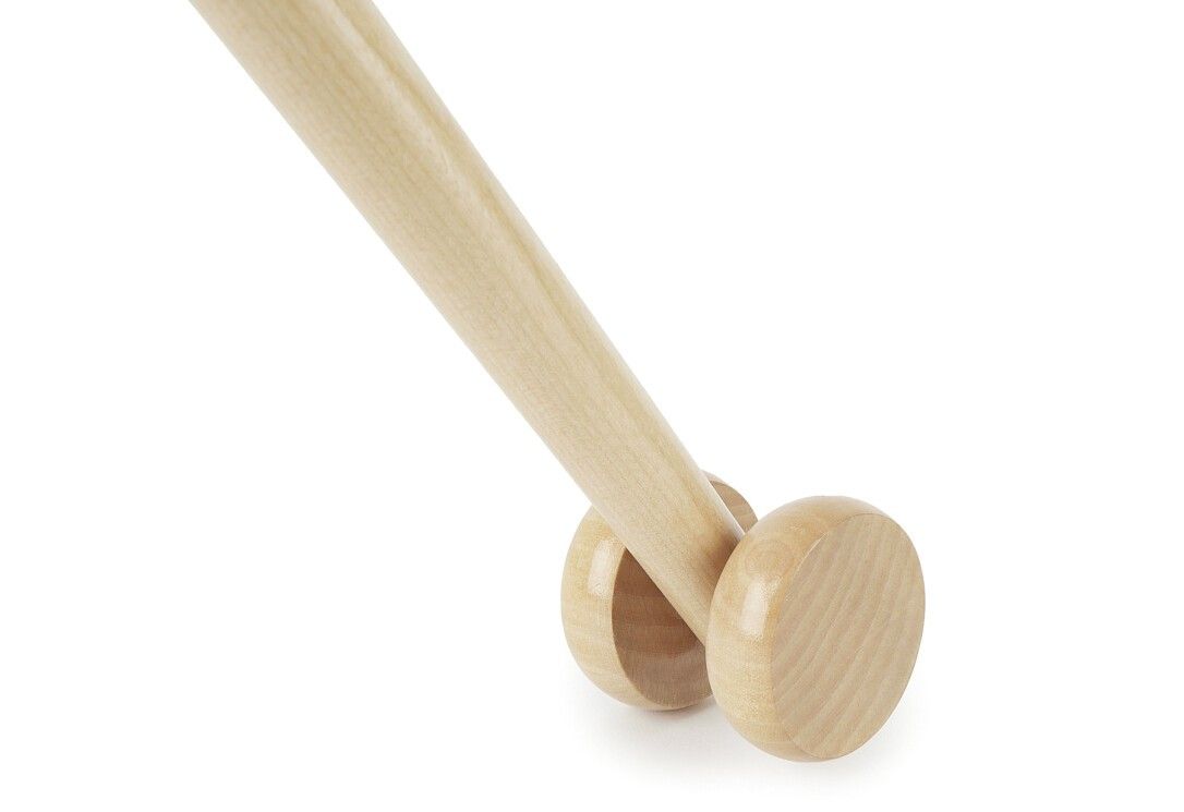 Bastone di legno con due ruote di legno. Primo piano, prospettiva obliqua.