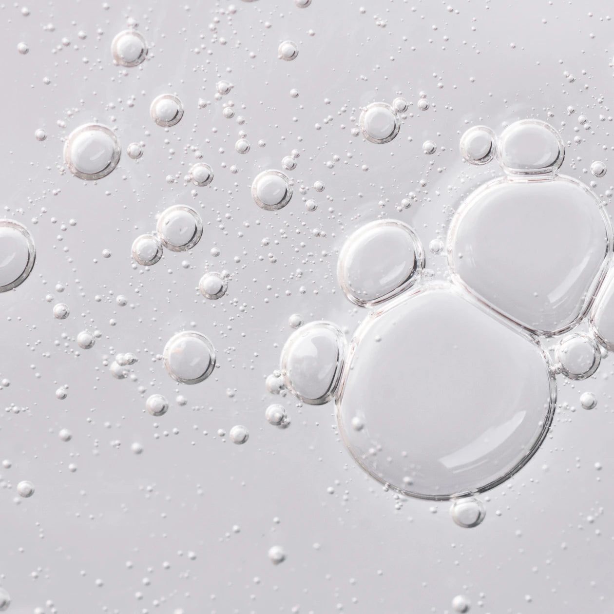 Primo piano di bolle di liquido trasparente. Bolle grandi e piccole.