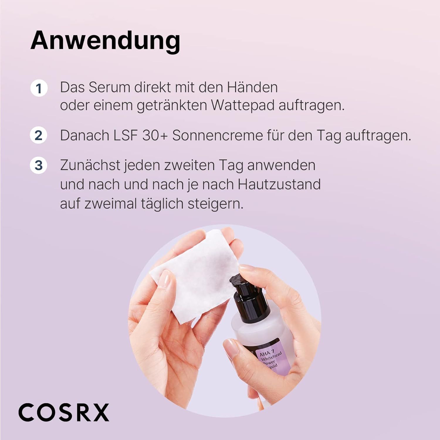 Applicazione del prodotto. Mani che tengono un batuffolo di cotone e un flacone. Marchio: COSRX. AHA 7 Whitehead Power Liquid.