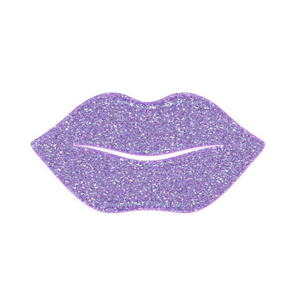 Forma di labbra viola glitterate. Prodotto singolo, isolato su sfondo bianco.