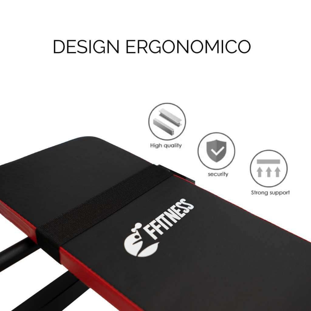 Primo piano della panca fitness. Imbottitura nera con bordo rosso. Logo e marchi di qualità.