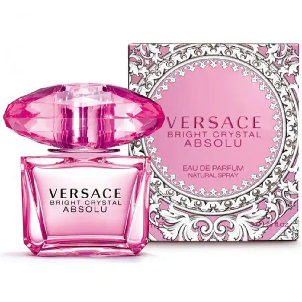 Flacone di profumo rosa con tappo a cristallo e confezione. Scritta: Versace Bright Crystal Absolu.