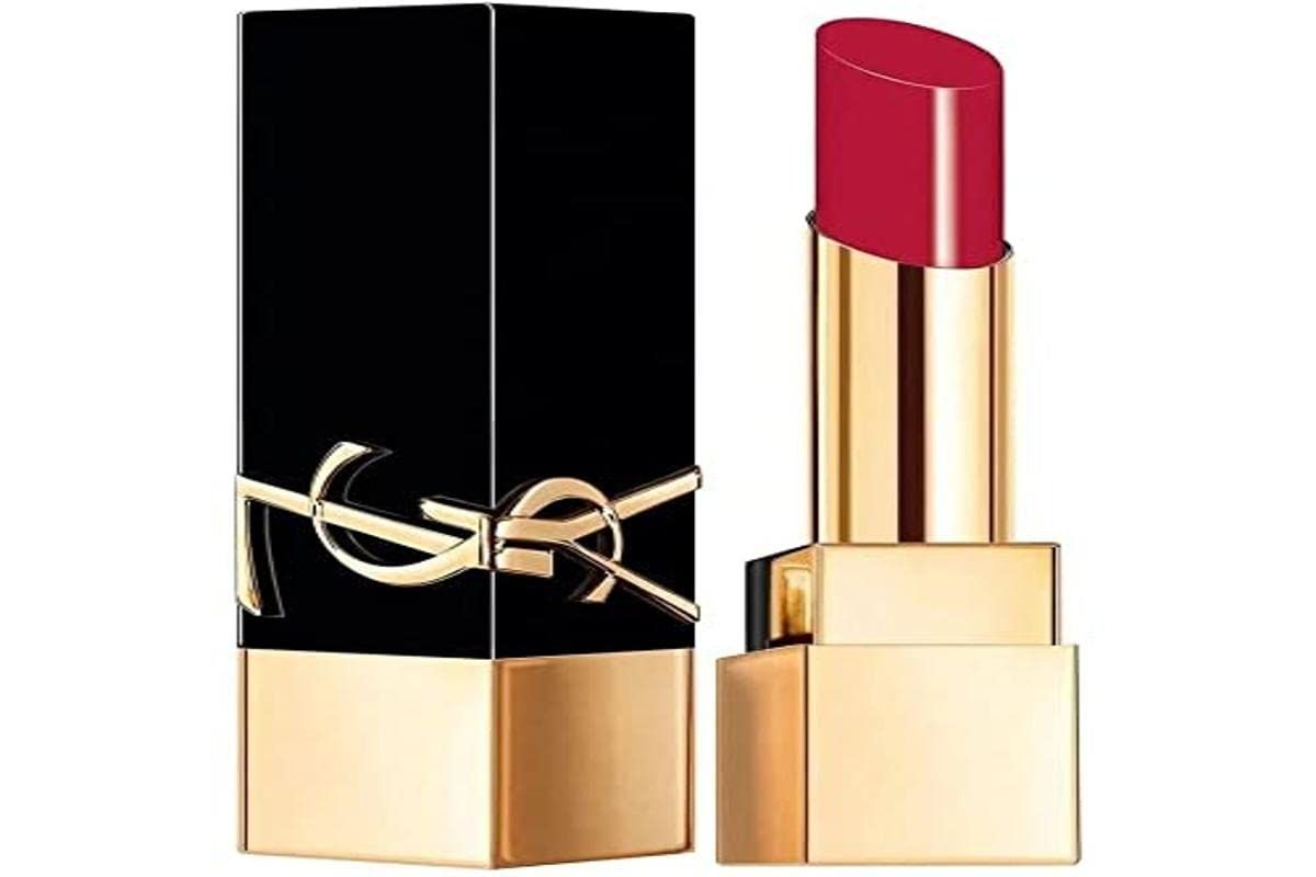 Rossetto rosso, base dorata, astuccio nero con logo dorato. Aperto, stick visibile.