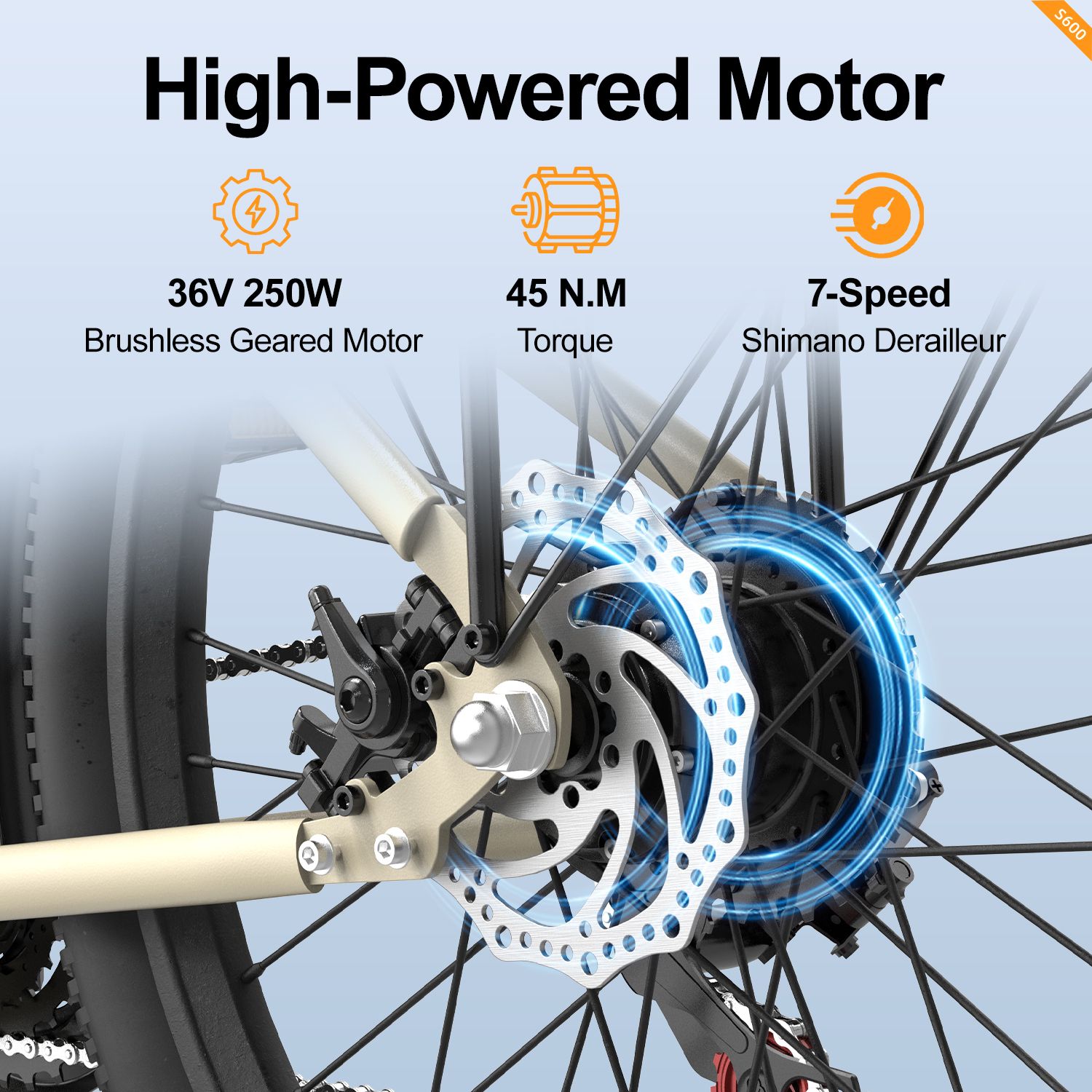 Primo piano della ruota posteriore di una bici elettrica. Scritte: motore 36V 250W, coppia 45 N.M, Shimano 7 velocità.