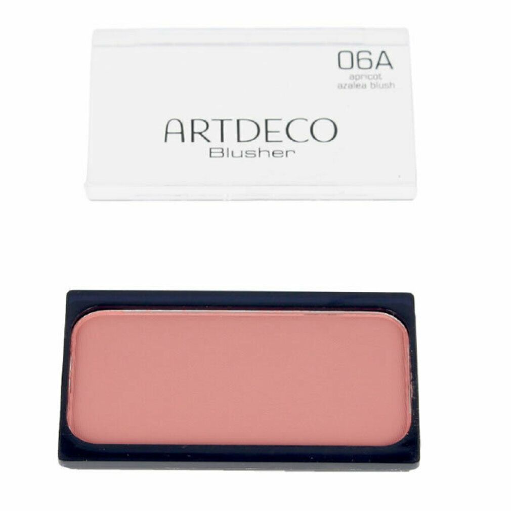 Artdeco Blusher 06A Apricot Azalea Blush. Fard in polvere compatto rosa rettangolare in contenitore nero con coperchio bianco. Marchio e nome della tonalità.