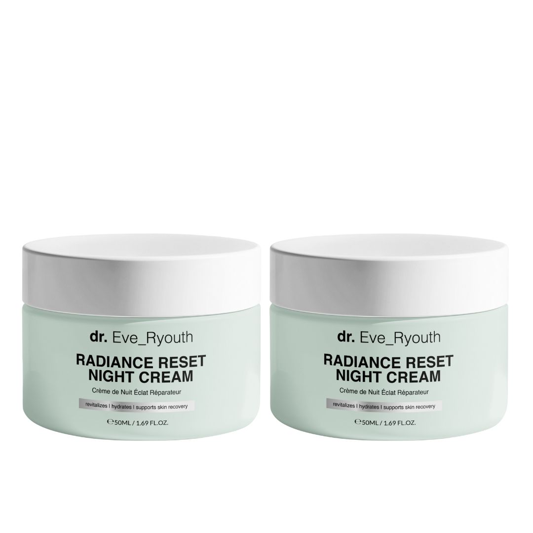 Due vasetti di crema notte con coperchi bianchi. Scritta: Dr. Eve_Ryouth, Radiance Reset Night Cream.