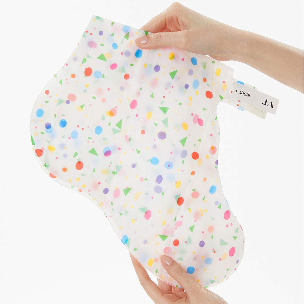 Maschera per piedi in plastica con pois e triangoli colorati. Scritta "RIGHT" e "VT".