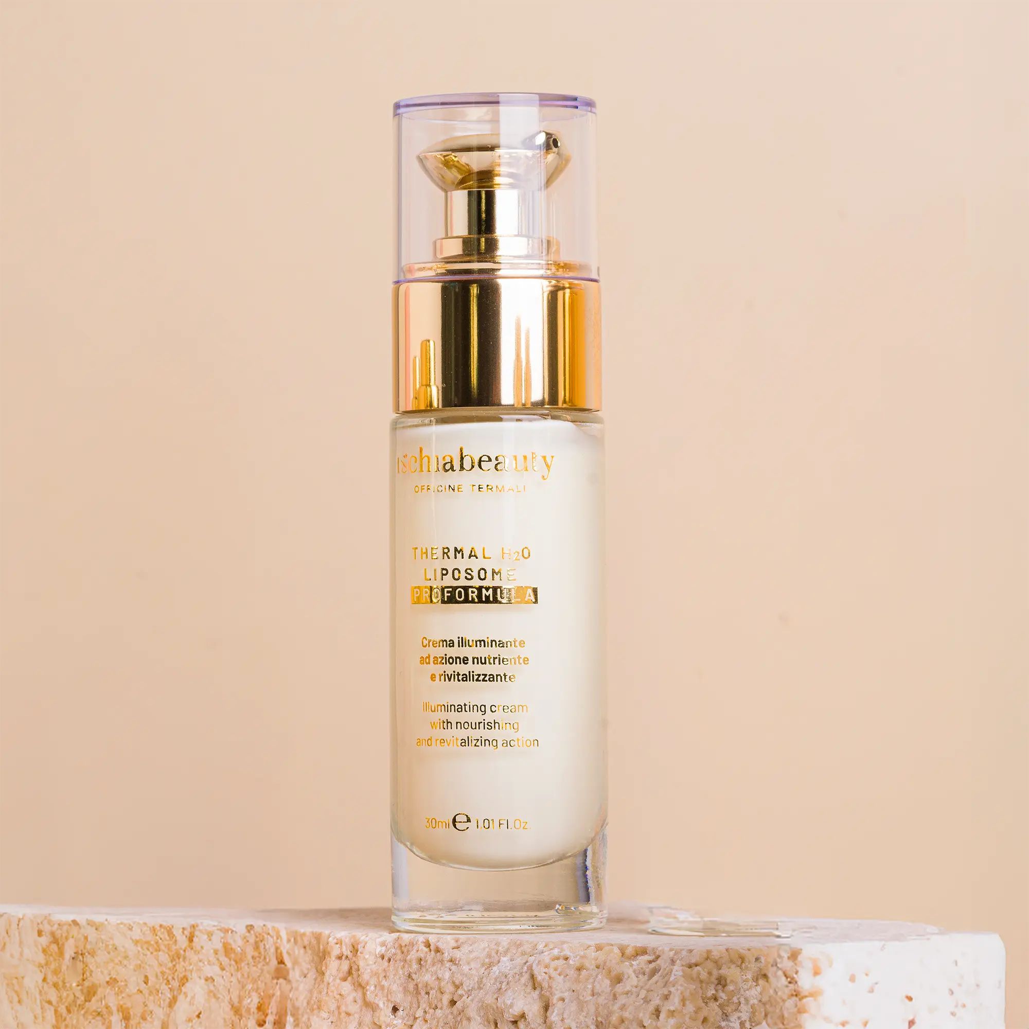 Flacone crema ischiabeauty con tappo dorato. Scritta: Thermal H2O Liposome Proformula. Posizionato su un blocco di pietra.