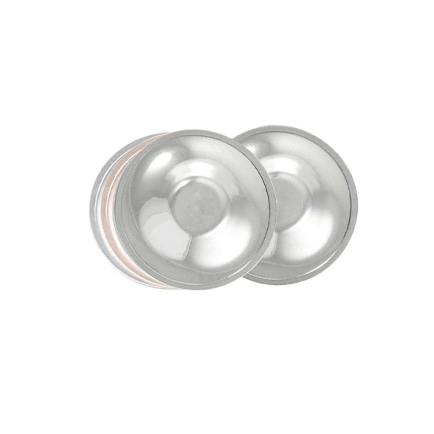 Due protezioni capezzolo argentate, metalliche. Forma rotonda, bordo leggermente curvo.