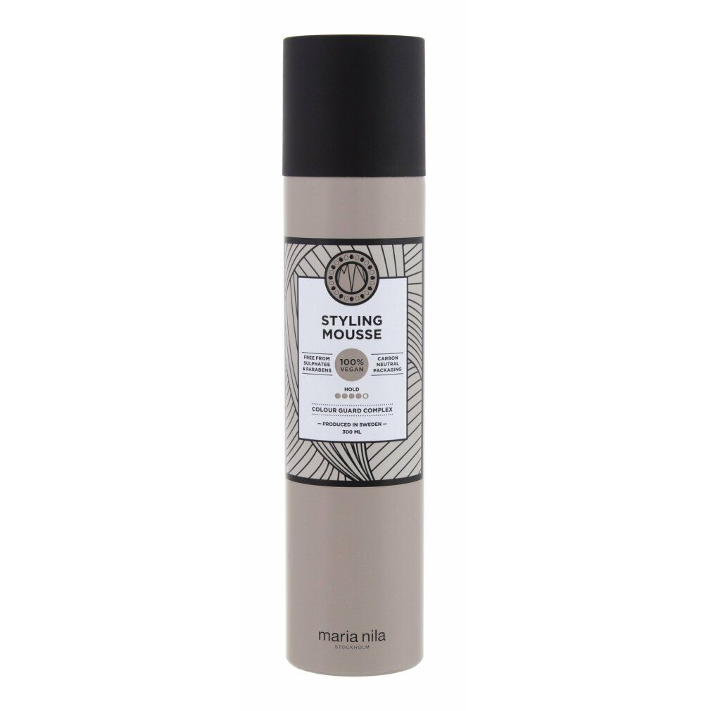 Mousse styling Maria Nila. Flacone beige con tappo nero. Etichetta con nome e logo del prodotto. Sigillo vegano.