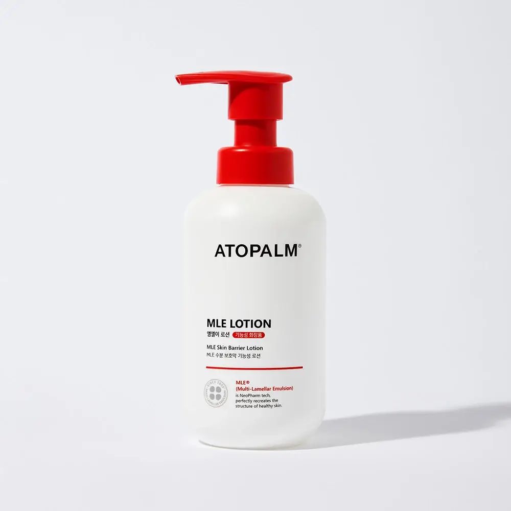 Flacone bianco con dosatore rosso. Scritta ATOPALM MLE LOTION. Testo in coreano.