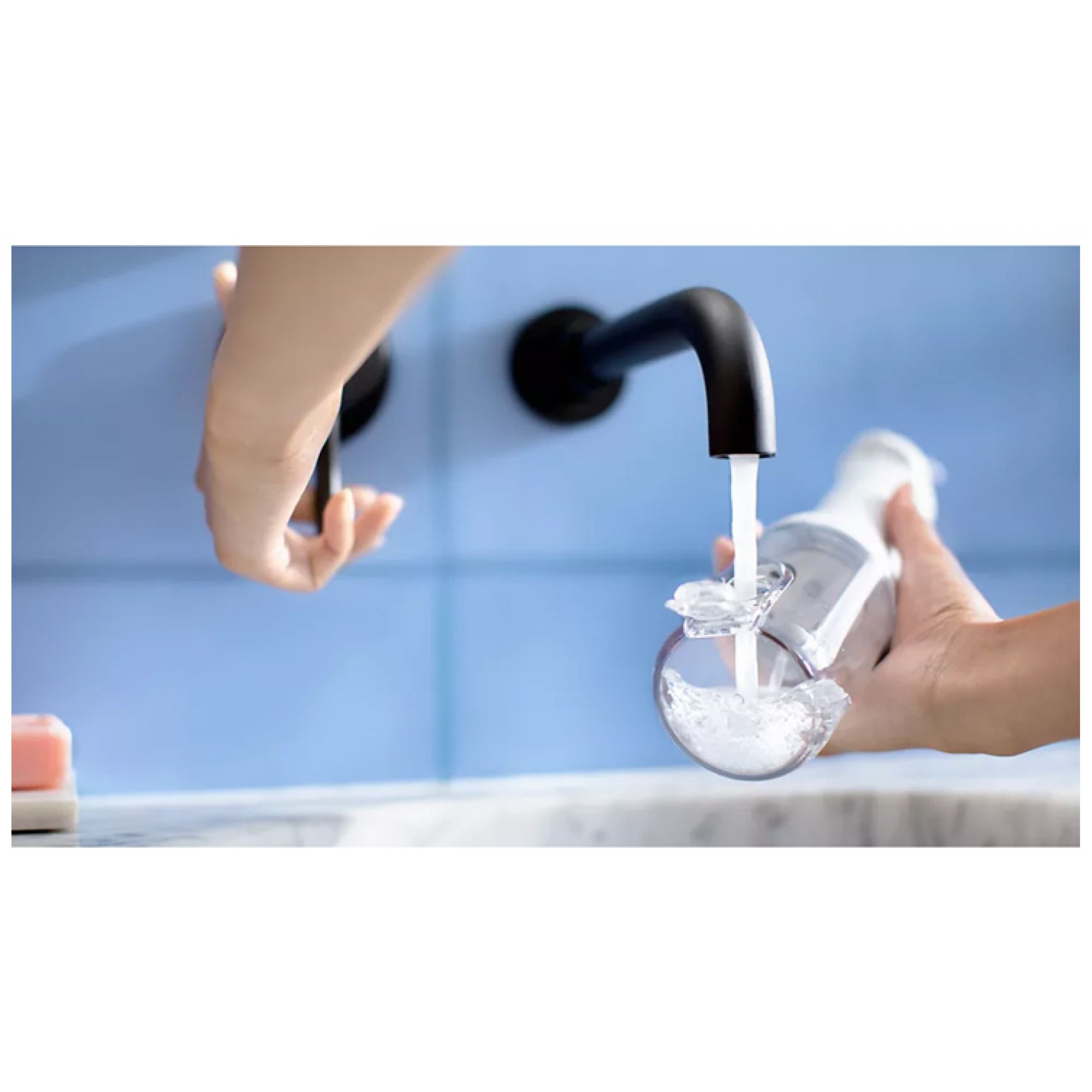 Riempimento del serbatoio dell'idropulsore con acqua.