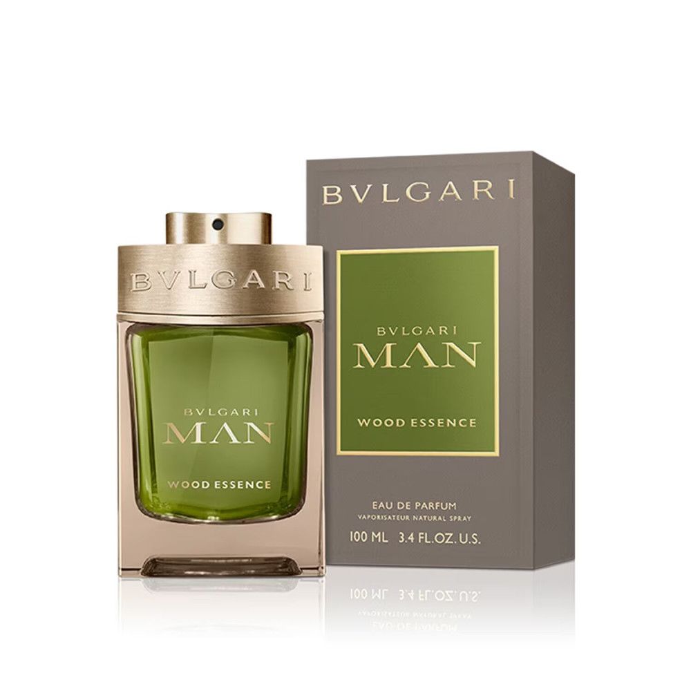 Flacone Bvlgari Man Wood Essence Eau de Parfum 100ml accanto alla sua confezione.