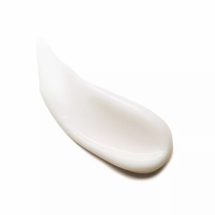 Campione di crema bianca su sfondo bianco. Texture liscia.