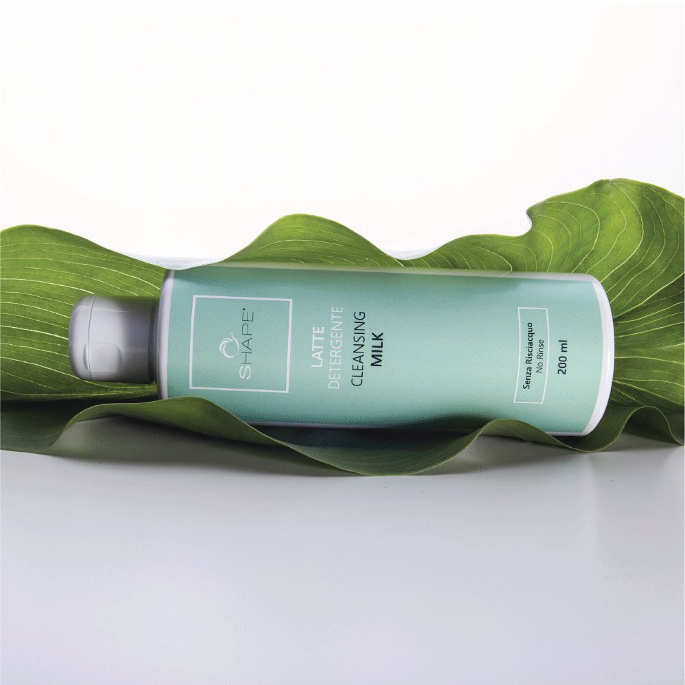 Flacone su foglia verde. Scritta: SHAPE, LATTE DETERGENTE, CLEANSING MILK. Tappo bianco. 200 ml.