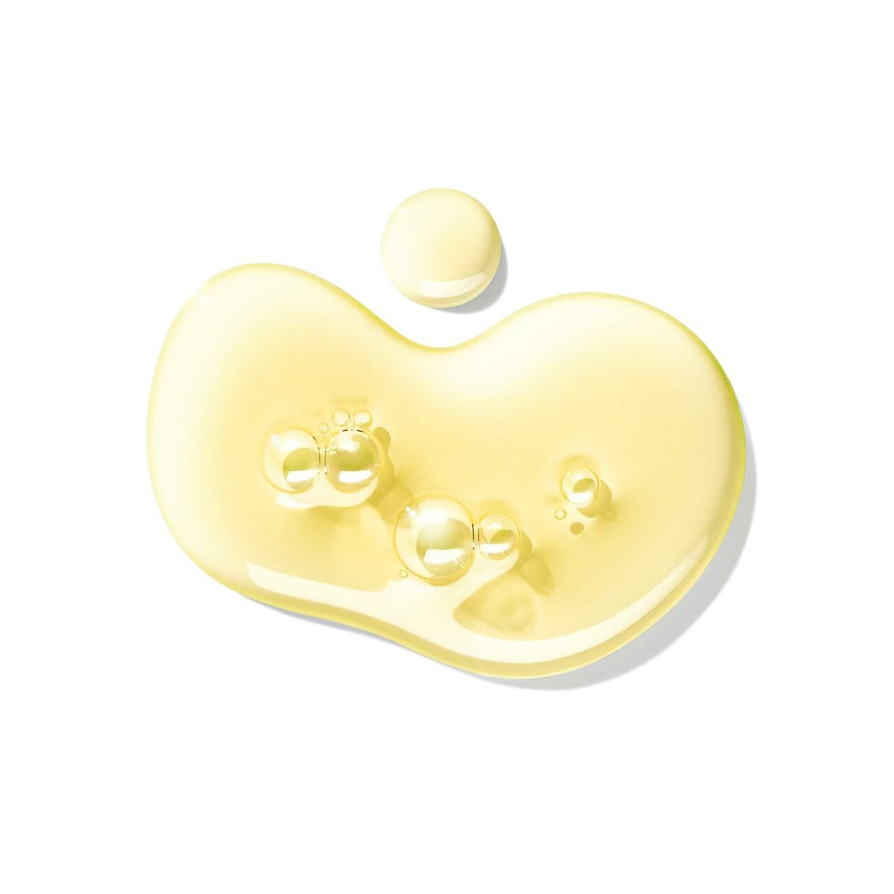 Liquido giallo con bolle su sfondo bianco. A forma di goccia.