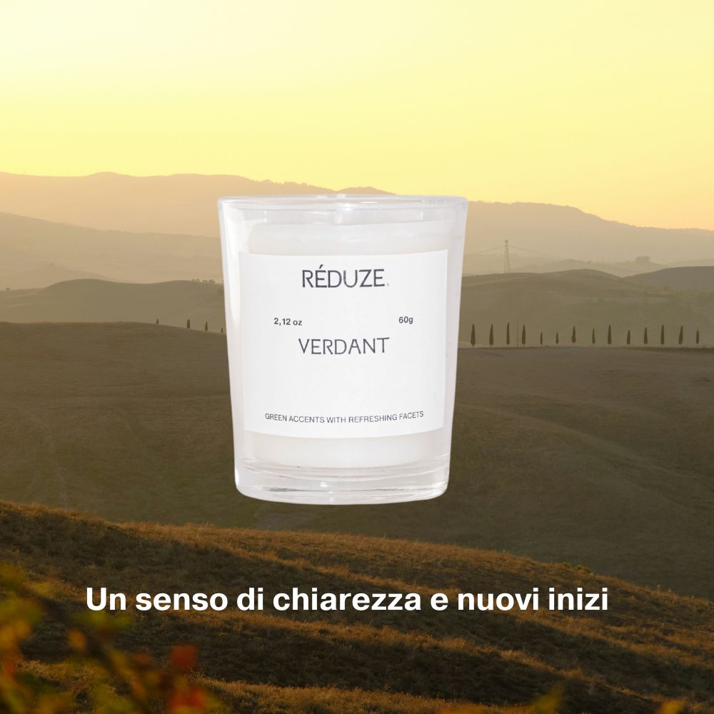Candela profumata RÉDUZE Verdant in vetro davanti a paesaggio. Etichetta bianca con nome e peso. Paesaggio sullo sfondo.