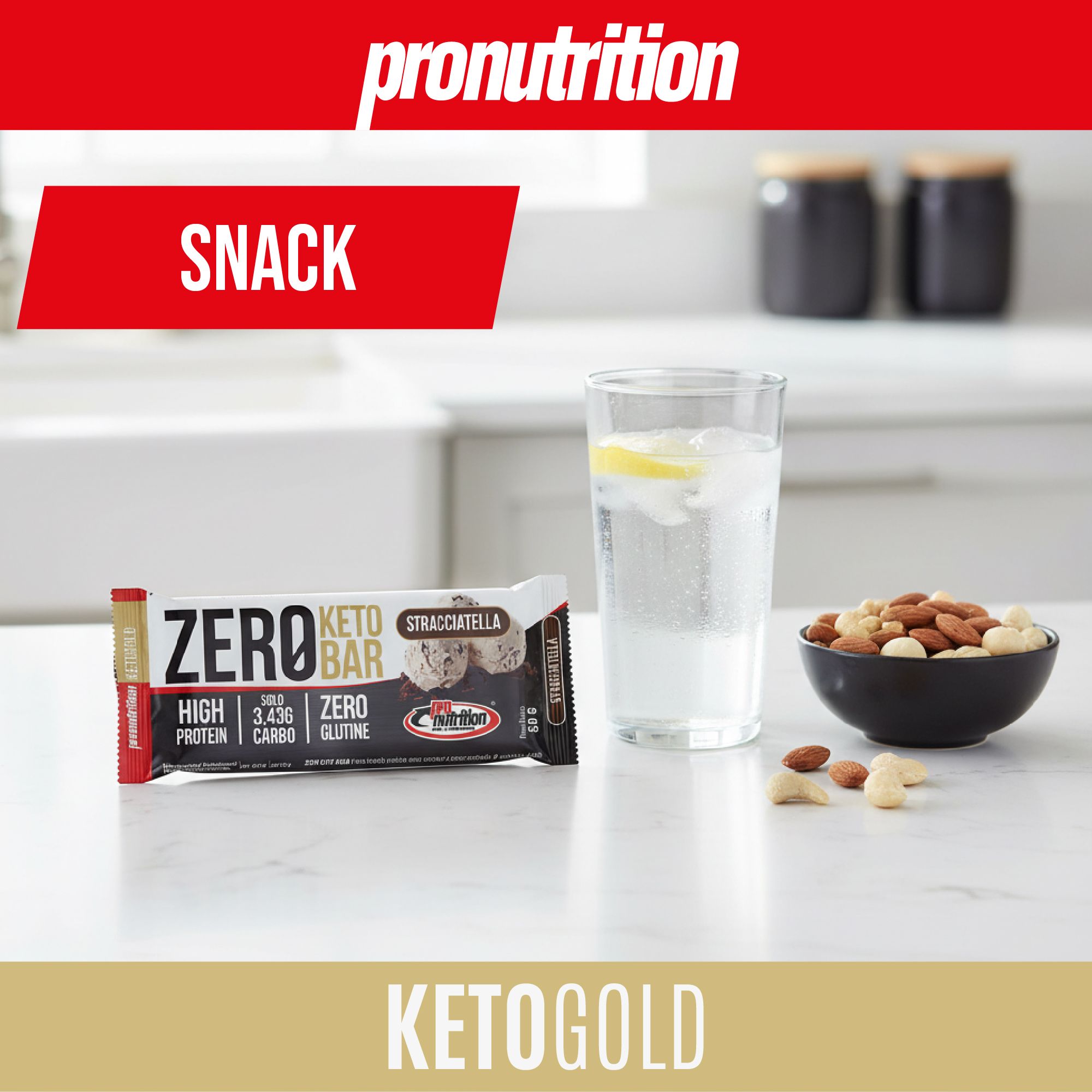 Barretta ZERO KETO BAR vicino a bicchiere d'acqua, noci. Scritta: High Protein, 3,43g Carbo, Zero Glutine.