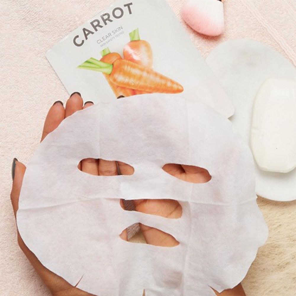Maschera viso bianca con fori. Confezione con illustrazione di carote e scritta "CARROT".