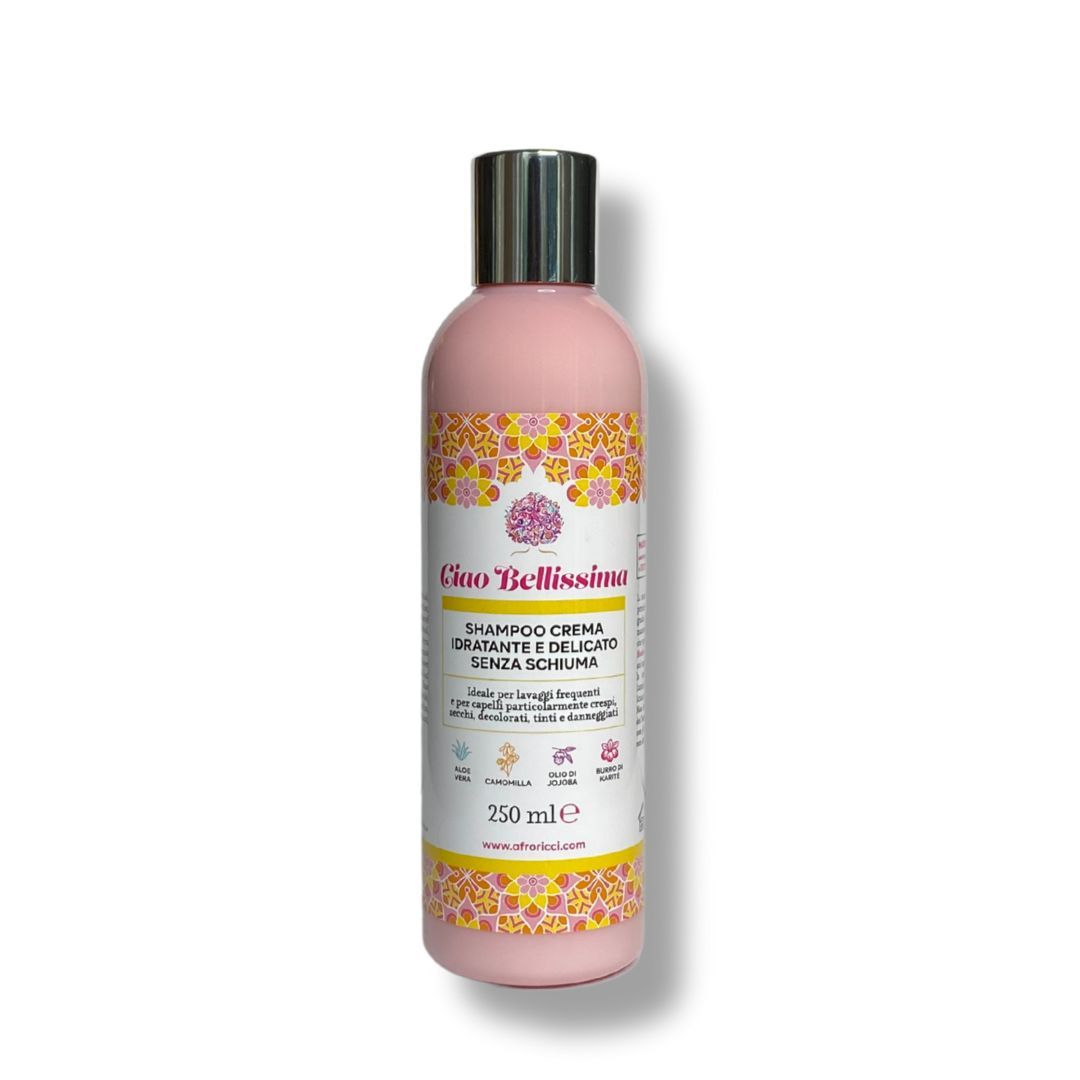 Flacone rosa con tappo argentato. Scritta: Ciao Bellissima, Shampoo Crema. 250 ml. Per lavaggi frequenti, senza schiuma.