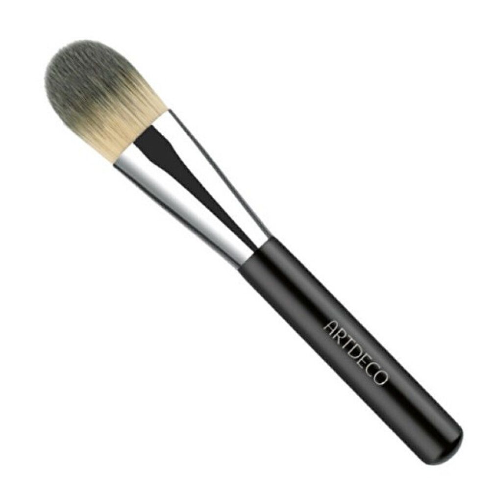 Pennello trucco con manico nero, ghiera argentata e testina chiara. Sul manico è scritto ARTDECO.