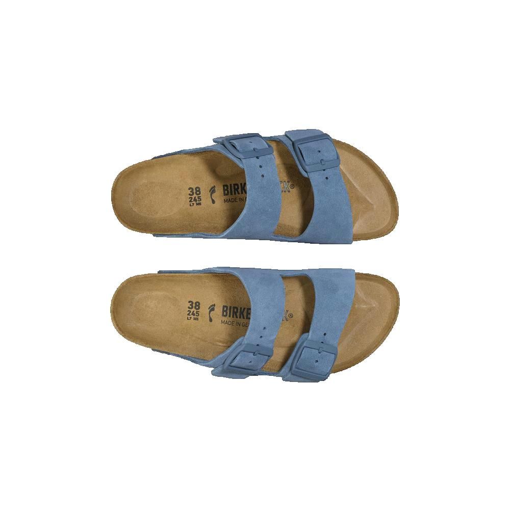 Due sandali blu con due cinturini e fibbie. Plantare in sughero. Vista dall'alto.