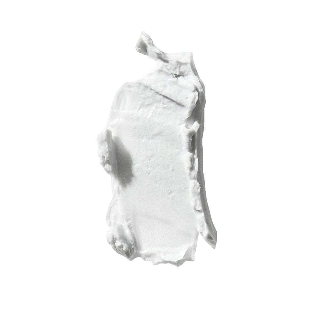 Macchia bianca di argilla per capelli su sfondo bianco. Texture visibile.