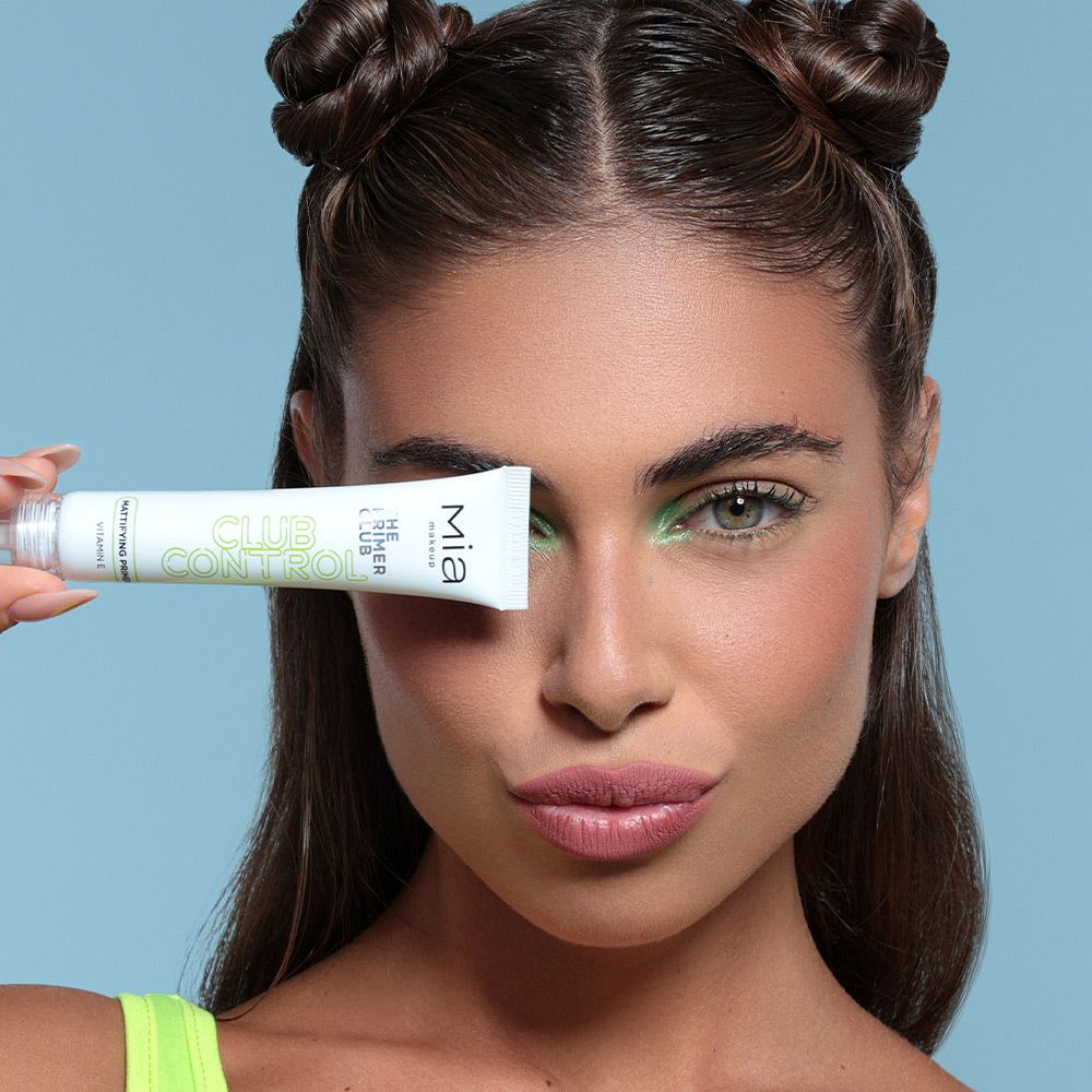 Donna tiene un tubetto davanti al viso. Sul tubetto c'è scritto "Club Control" e "Mia".