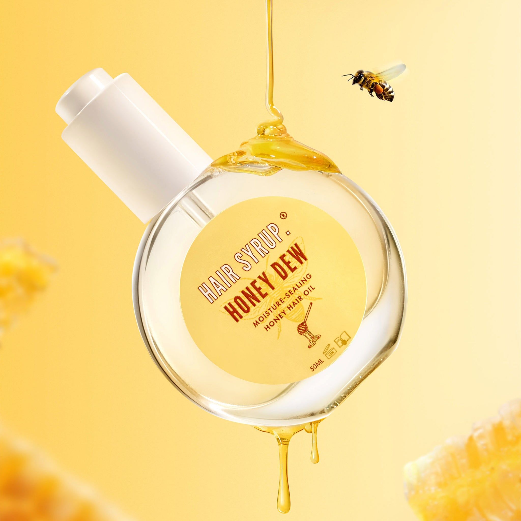 Flacone rotondo in vetro con tappo bianco. Etichetta con testo. Miele che gocciola dal flacone. Ape in volo. Sfondo giallo con favi.