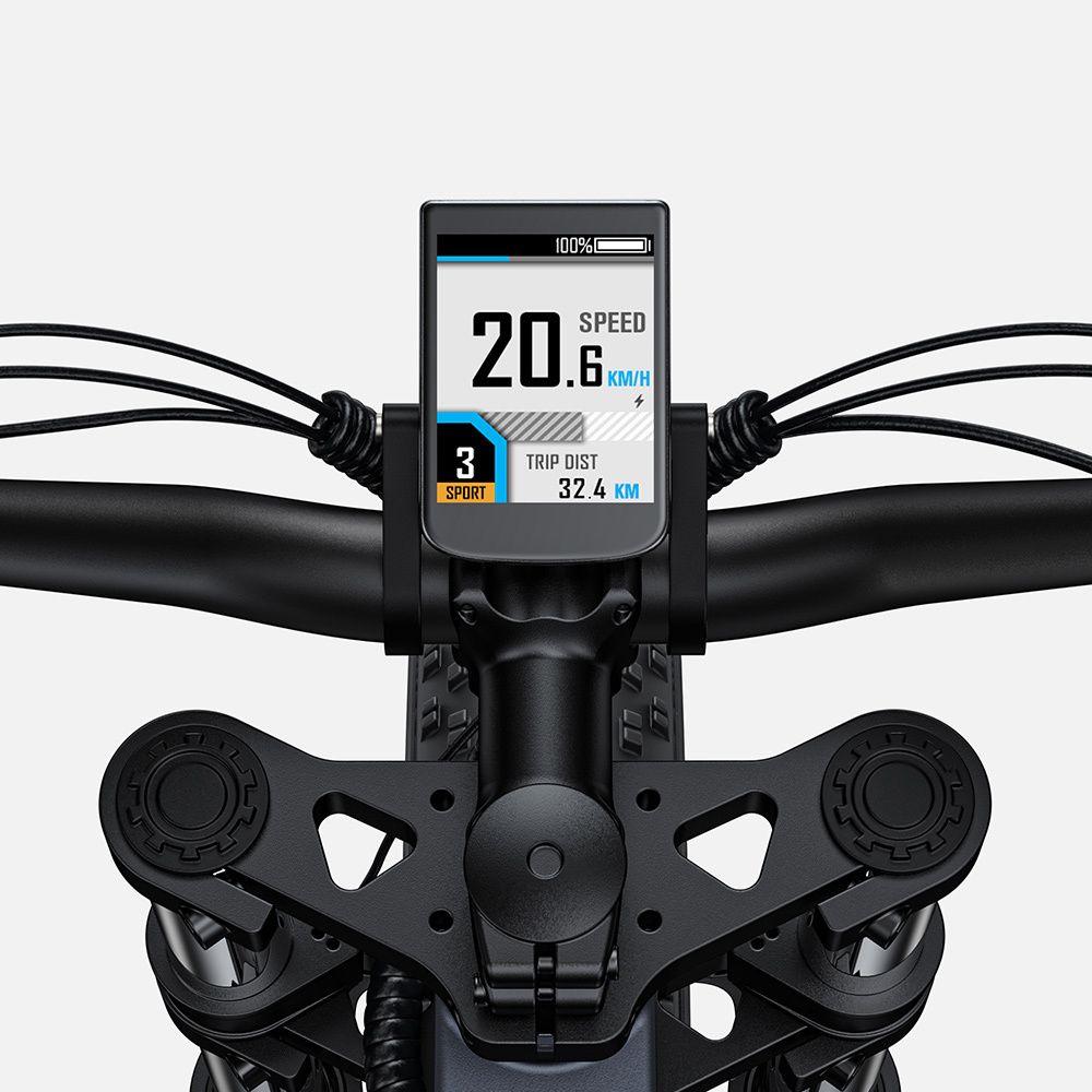 Primo piano del manubrio di una e-bike. Display digitale con velocità, distanza e stato della batteria.