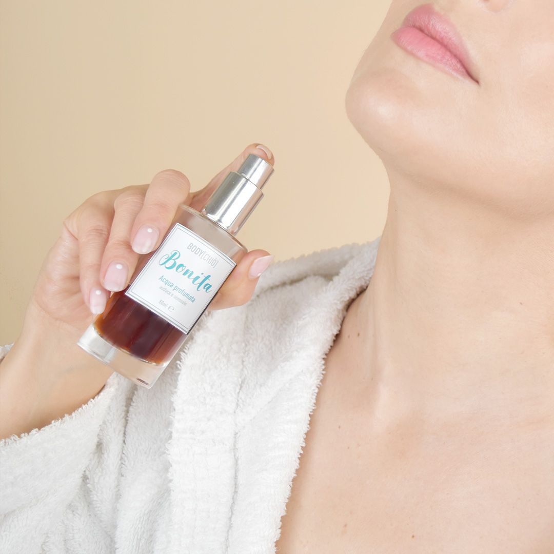 Flacone in vetro tenuto vicino al collo. Scritta 'Bonita'.