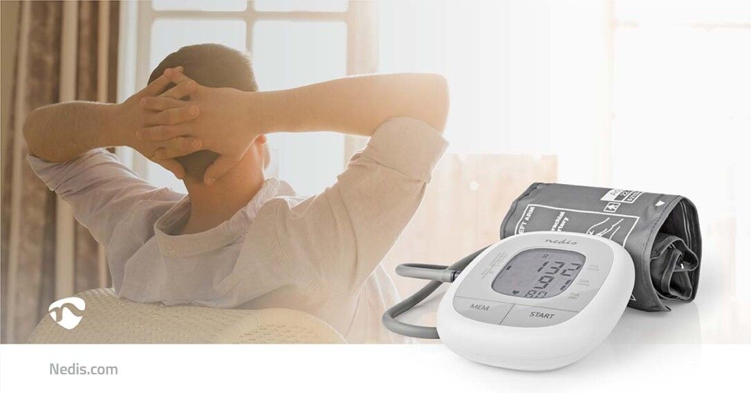 Misuratore di pressione con bracciale e display. Persona sullo sfondo. Pulsanti MEM e START. Marchio: Nedis.