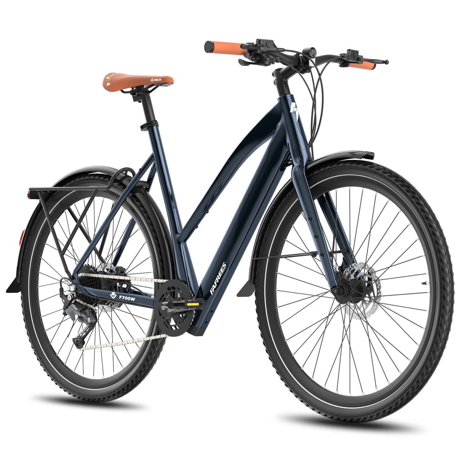 E-bike blu scuro con sella e manopole marroni. Parafanghi, portapacchi e freni a disco. Pneumatici con bordo bianco.