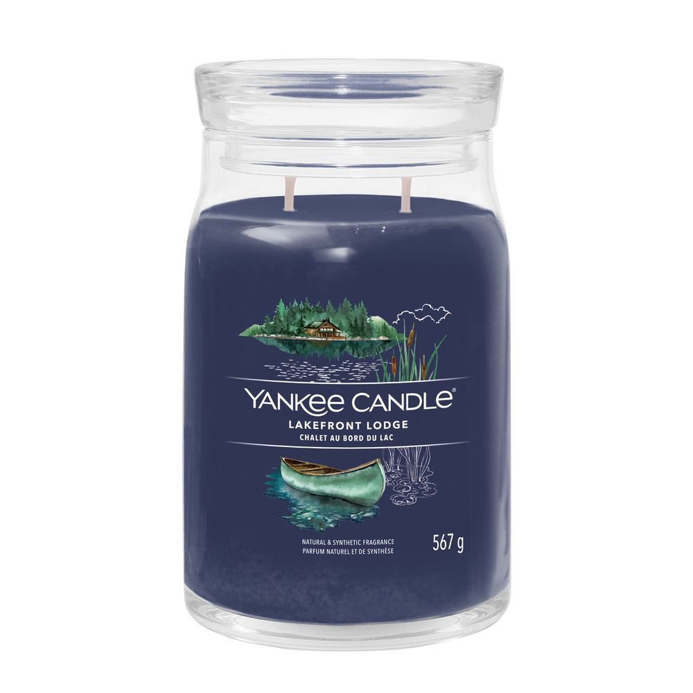 Candela profumata blu scuro in vaso con coperchio. Due stoppini. Scritta: Yankee Candle, Lakefront Lodge, 567 g.
