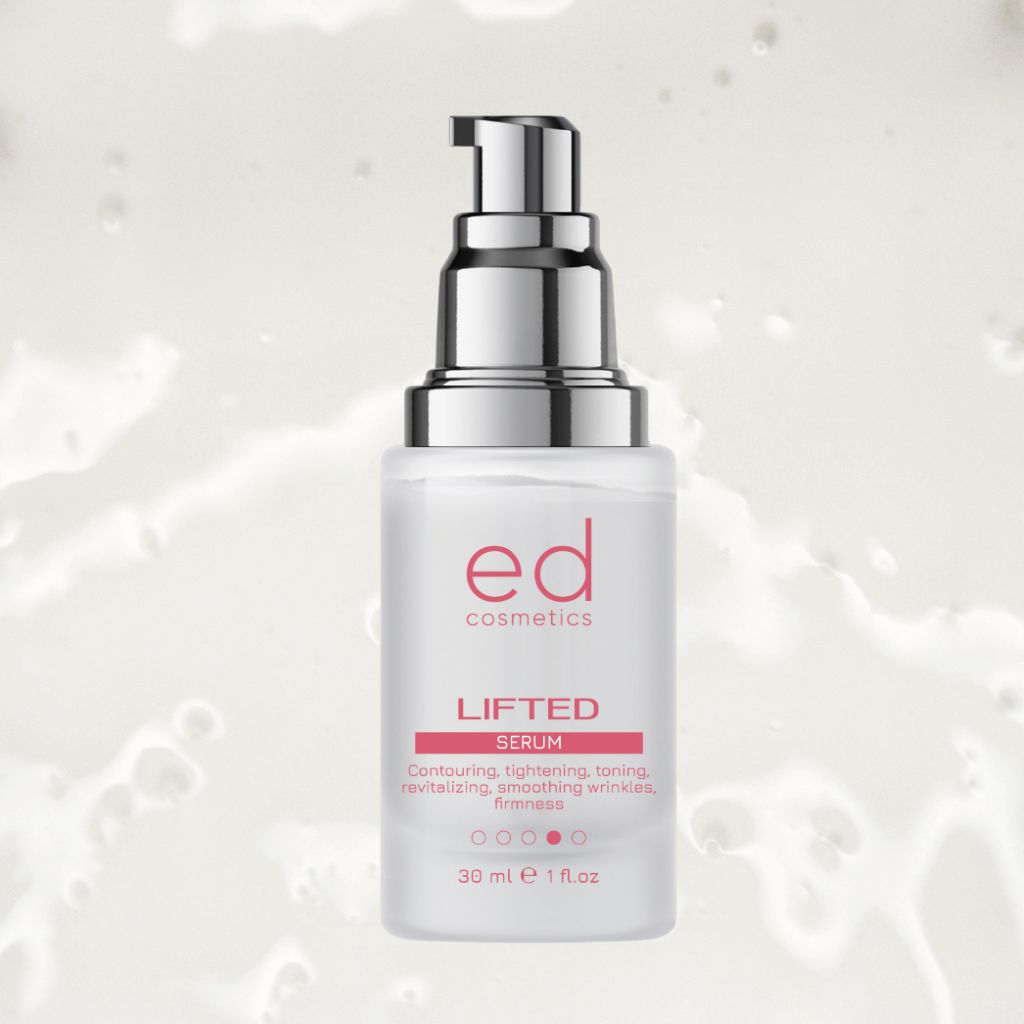 Flacone di siero con pompa. Scritta "ed cosmetics" e "LIFTED Serum". 30 ml.