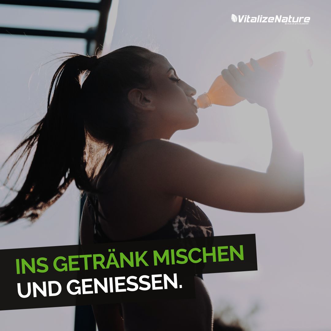 Donna che beve da una bottiglia. Mescolare e gustare. Sole.