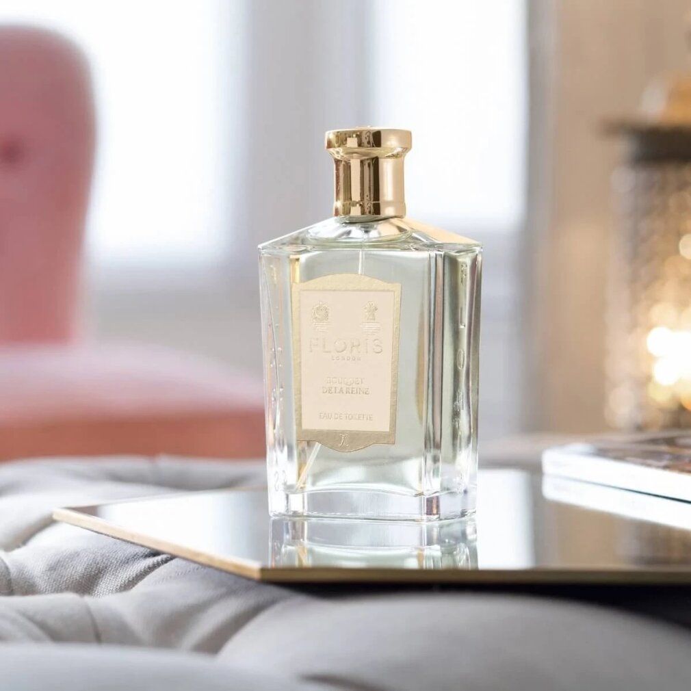Flacone Floris Eau de Toilette su uno specchio. Tappo dorato, etichetta con stemma reale.