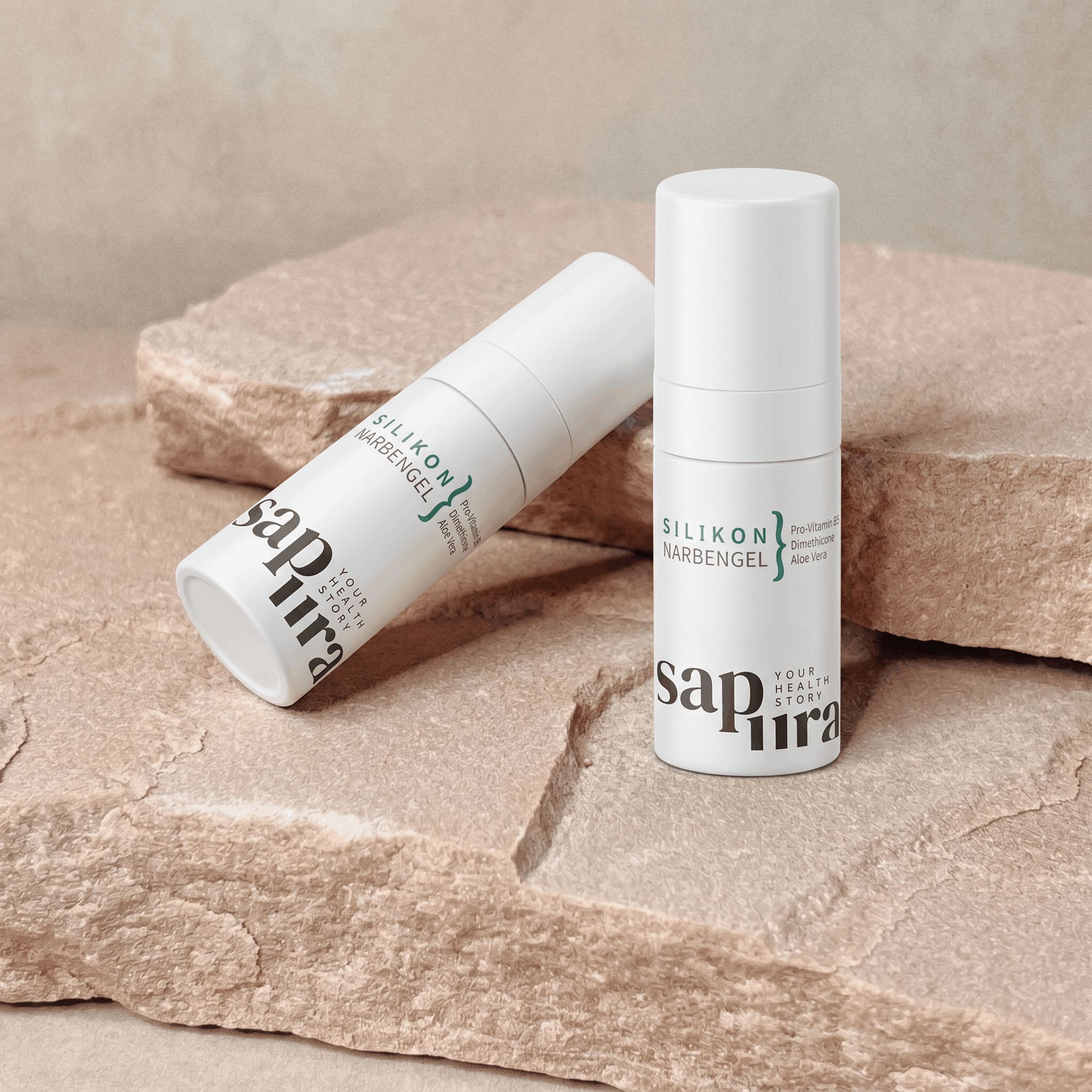 Due flaconi di gel di silicone per cicatrici, Pro-Vitamina B5 e Aloe Vera, su pietre.