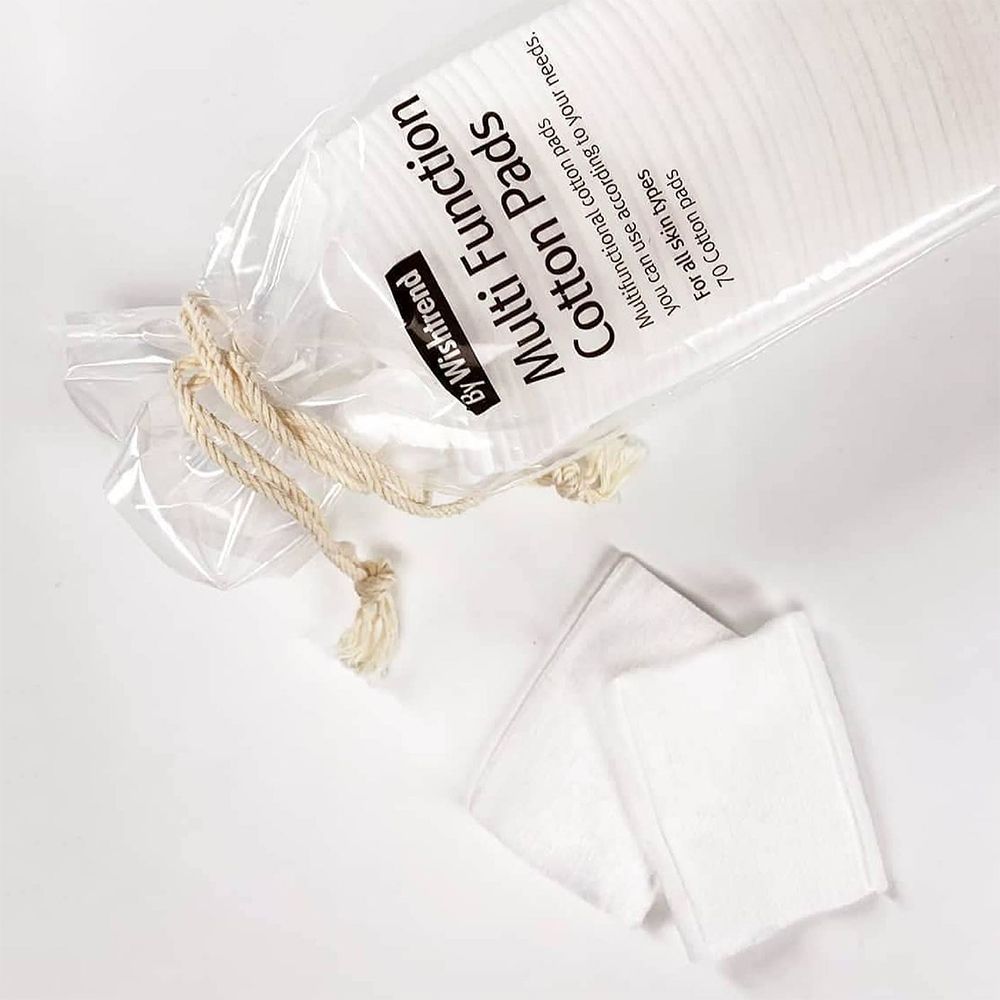 Confezione aperta di dischetti di cotone. Due dischetti accanto. Scritta: By Wishtrend Multi Function Cotton Pads. Confezione trasparente.