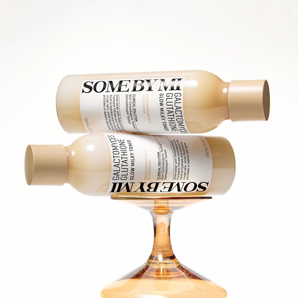Due flaconi su un calice. Scritta: SOME BY MI, Galactomyces Glutathione Glow Milky Toner. Etichetta bianca.