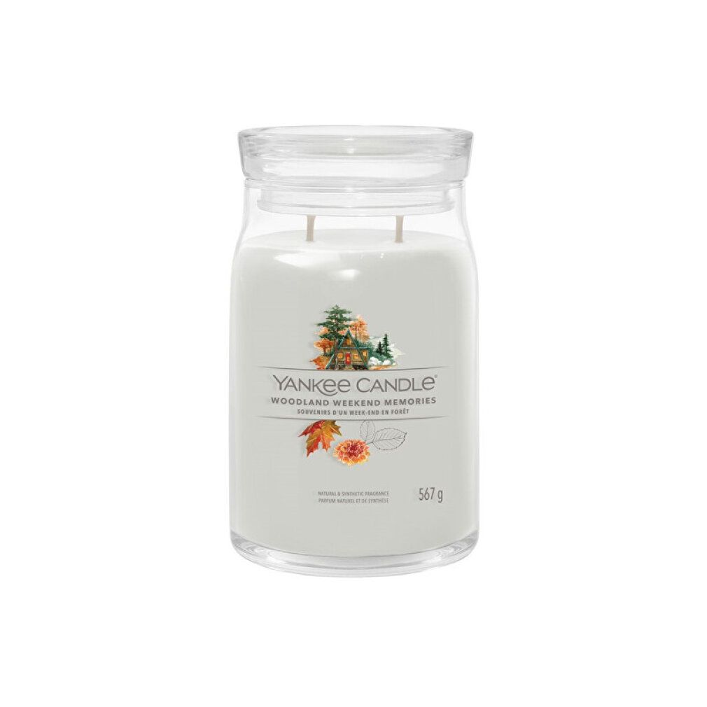 Grande candela Yankee Candle con coperchio. Scritta: Woodland Weekend Memories. 567g. Illustrazione di foglie e alberi.